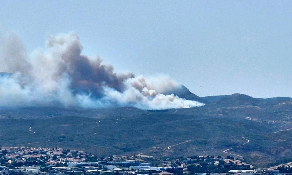 Επικίνδυνη και με γρήγορη εξάπλωση η φωτιά στην Πάρνηθα - Κατευθύνεται προς Τατόι - Ο καπνός έφτασε μέχρι την Ακρόπολη (Βίντεο)